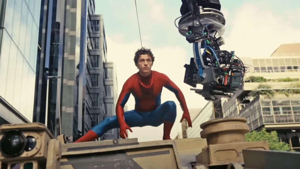 Tom Holland sur un char pendant le tournage de Spider-Man Brand New Day