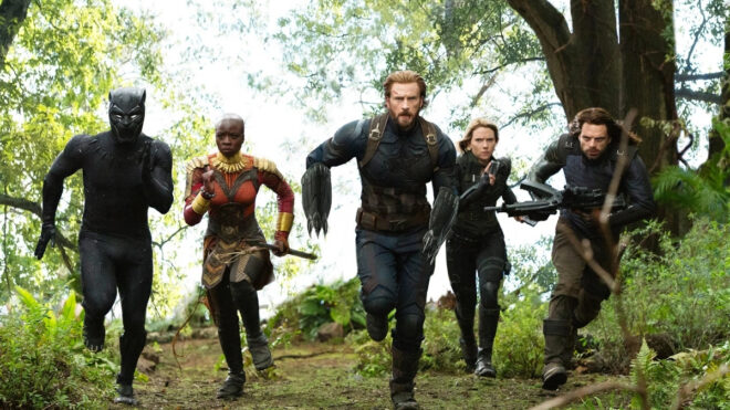 Black Panther, Okoye, Captain America, Black Widow et Bucky en train de courir