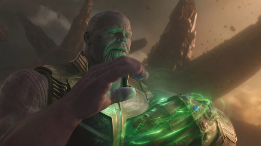 Thanos manipulant les Pierres d'Infinité sur son gant